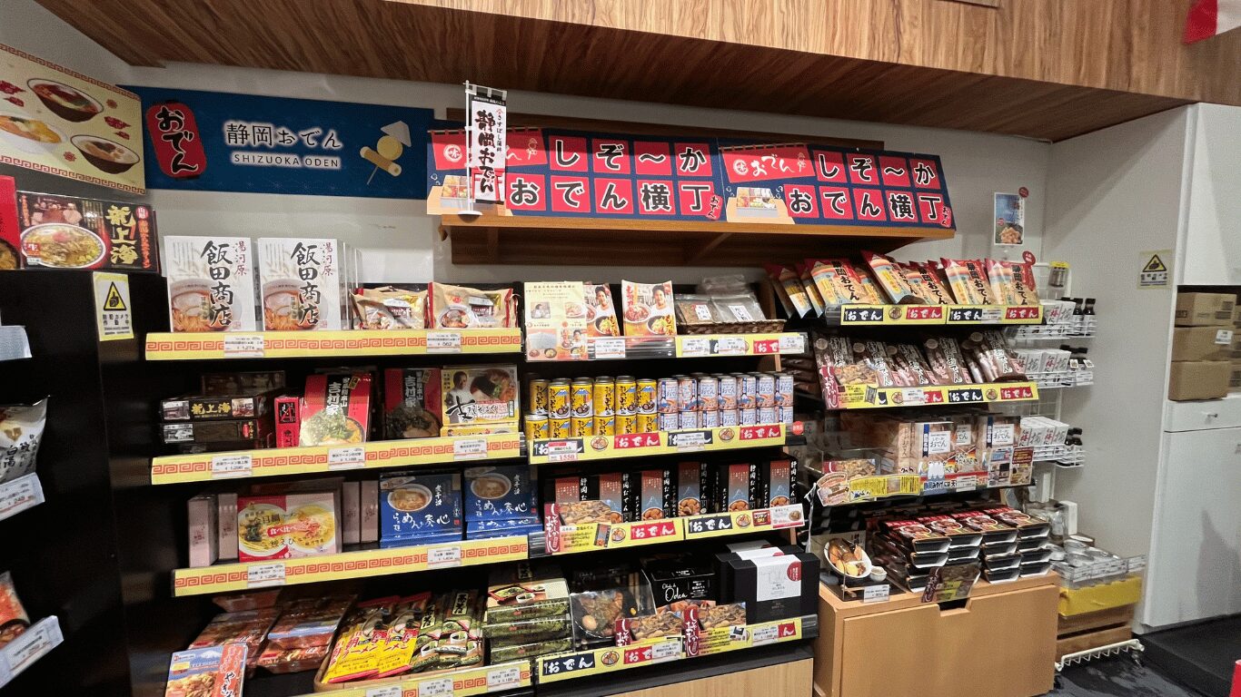 サービスエリアに並ぶ静岡おでんの土産物コーナー。旅行気分を味わえるグルメエリアの一角。
