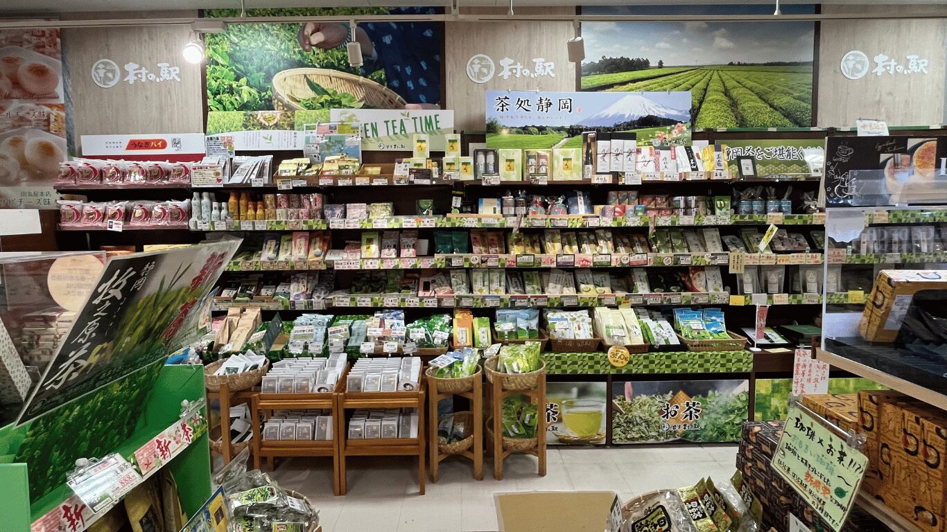 静岡の道の駅に並ぶ特産の緑茶商品。全国を巡る長距離ドライバーの楽しみの一つとして、地域ごとの特産品に出会える。