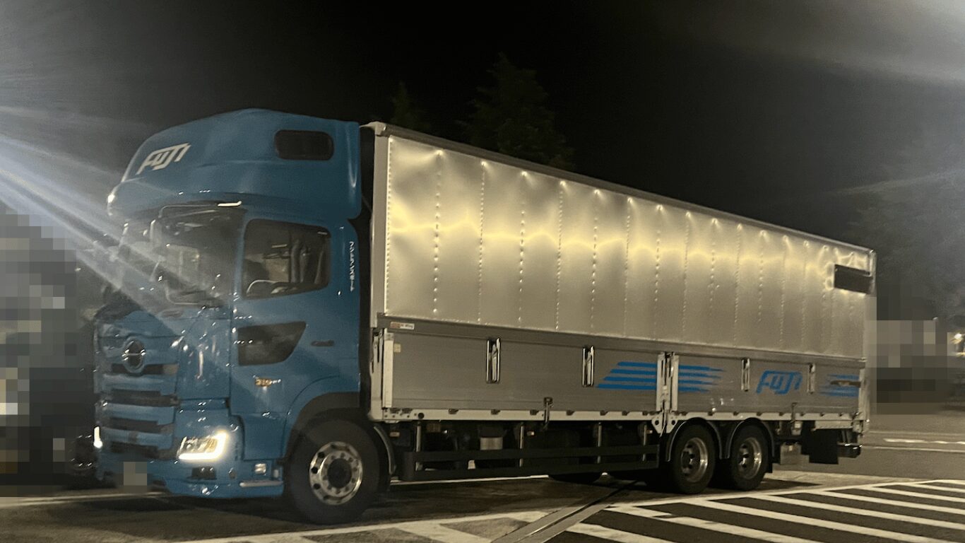 フジトランスポートで約1カ月乗務した運転席上部に寝台があるショートキャブの日野大型トラックの夜間写真