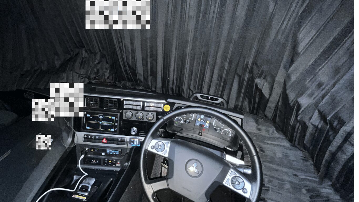 フジトランスポートの新型トラック車内|安全装備が充実した長距離トラック運転手の運転席写真