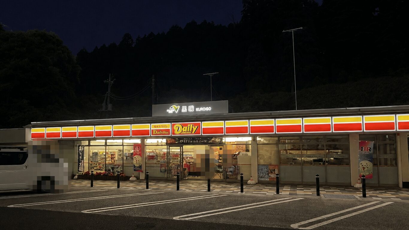 黒磯PAで10分休憩を取る長距離トラック運転手。東北道の夜間運行中に眠気対策とトイレ休憩を兼ねて立ち寄る様子