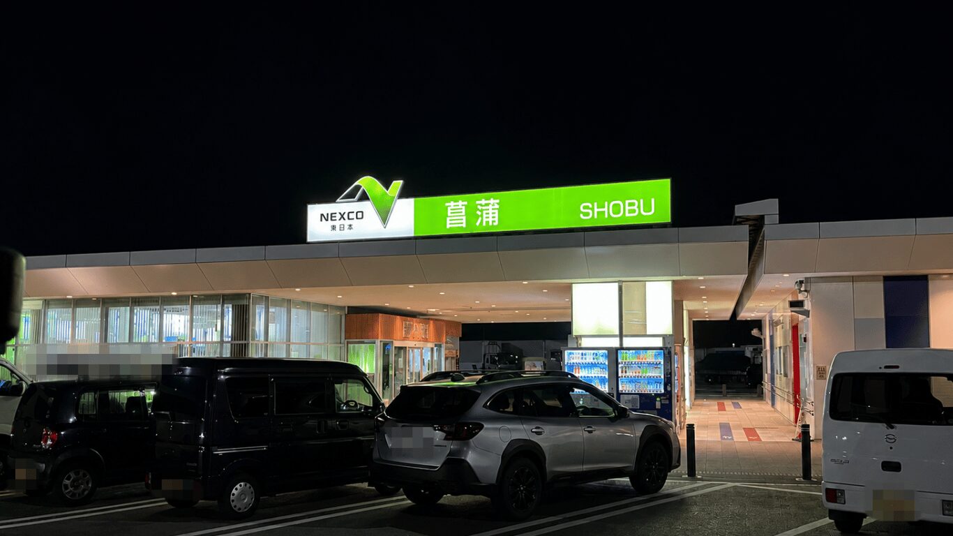 菖蒲PAで430休憩をリセットする長距離トラック運転手。夜間運行中にトイレ休憩を兼ねて立ち寄る様子