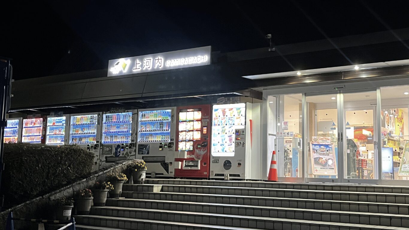 大型トラックドライバーが上河内SAで430(30分休憩)を取る様子