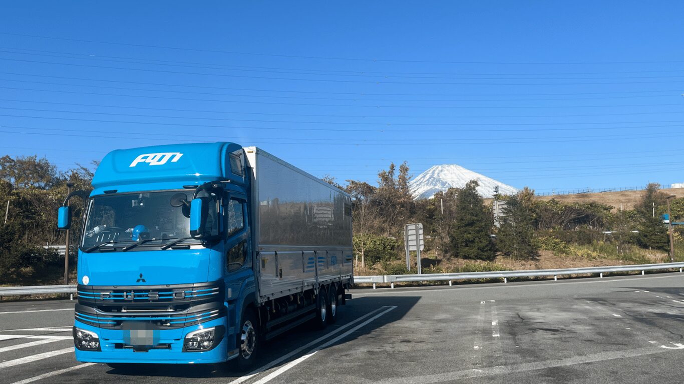 大型トラックと晴天の富士山。駒門PAで休憩中に撮影した実際の風景