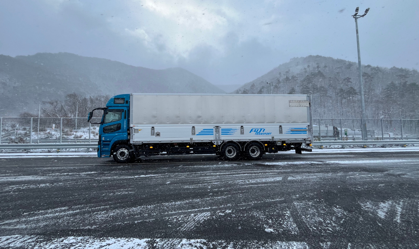 東北の冬に長距離運行した雪の中の大型トラック