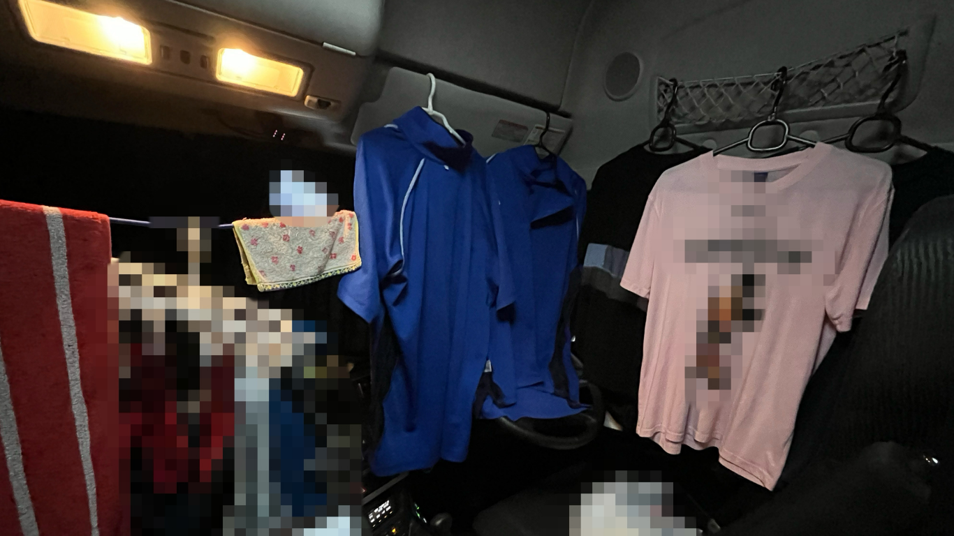 長距離トラックの5日運行で車中泊しながら車内に洗濯物を干している様子